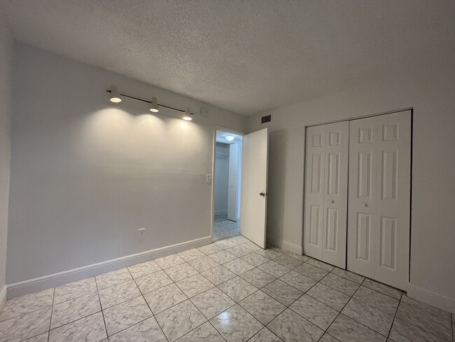 Building Photo - 842 NE 209th St