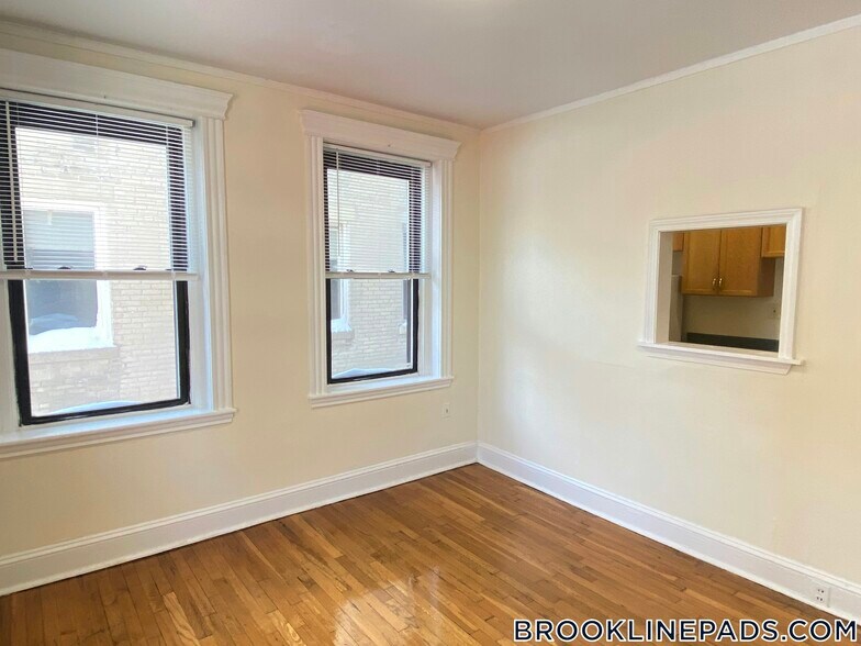 Building Photo - 364 Riverway