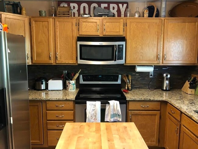 Building Photo - 4 Bd, 2 Ba, Home, Quiet Neighborhood, Great Floorplan, Mature Landscaping!