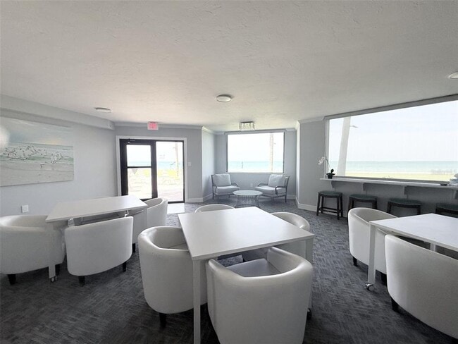Building Photo - 1050 Longboat Club Rd