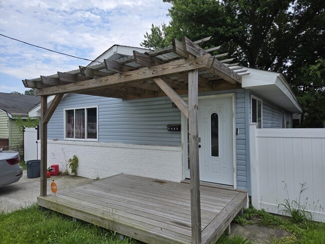 Primary Photo - 1212 Shell Rd