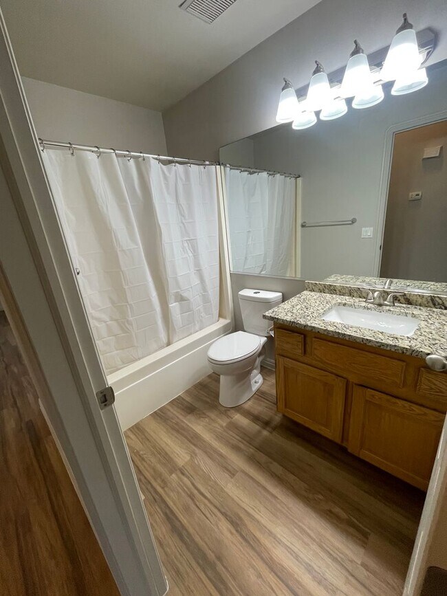 Building Photo - 3 Bedroom Duplex!!