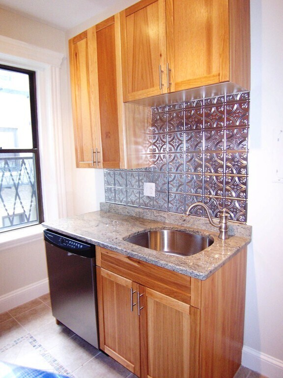 Building Photo - 61 Park Dr