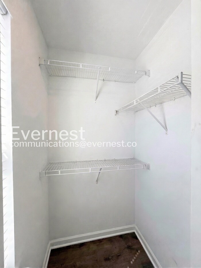 Building Photo - 227 Tara Ct