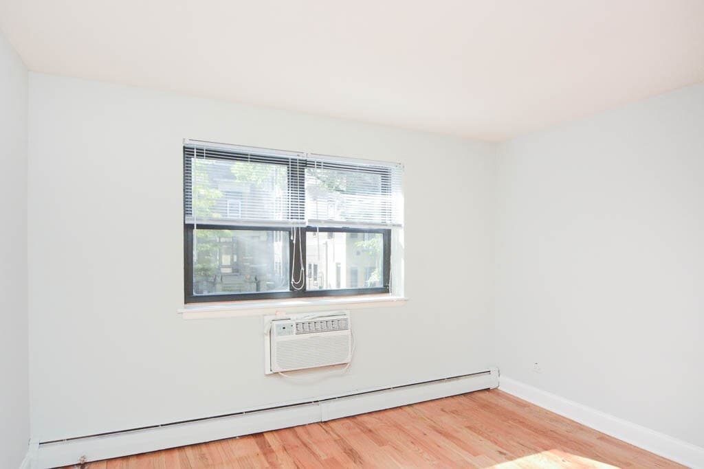 Building Photo - 515 W Briar Pl