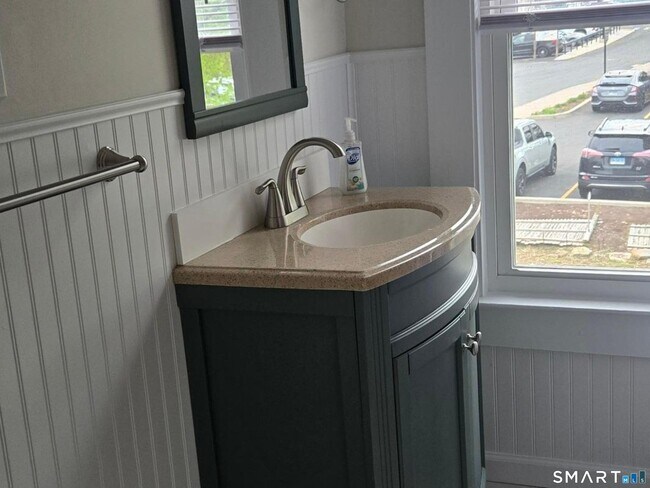 Building Photo - 27 Maple St