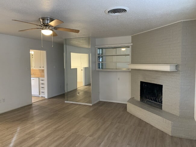 Building Photo - Spacious 2 Bedroom Duplex in Established Neighborhood