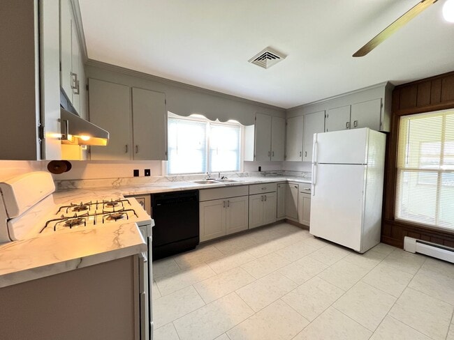 Building Photo - Home at Last!