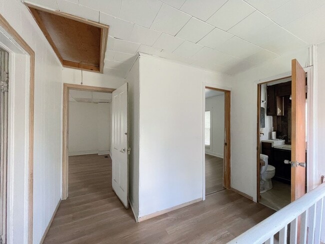 Building Photo - Spacious 3 bedroom home