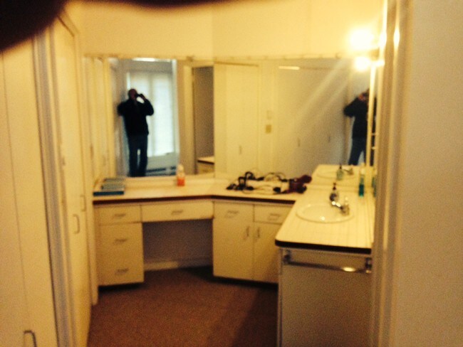 Building Photo - 860 Oakwood Rd