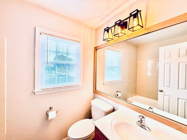 Building Photo - Spacious 5-bedroom home situated on a desirable corner lot!