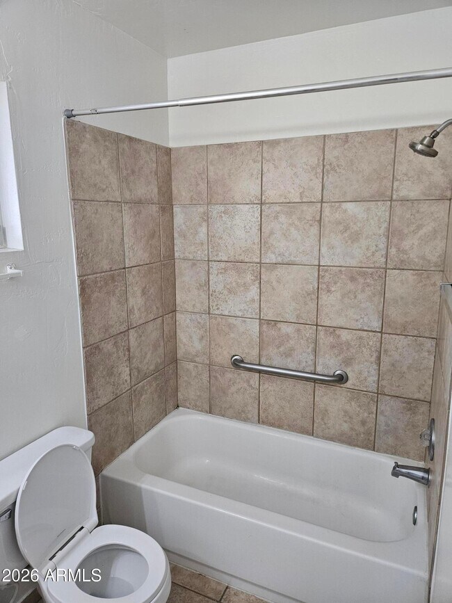 Building Photo - 703 W Rose Ln