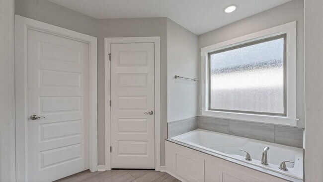 Building Photo - "Charming 4-Bed Oasis with 2 Full Baths in Prime Fayetteville Location – 1800 Sq Ft of Comfort!"