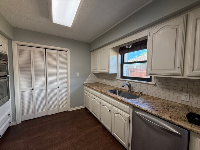 Building Photo - Spacious townhome in a private community