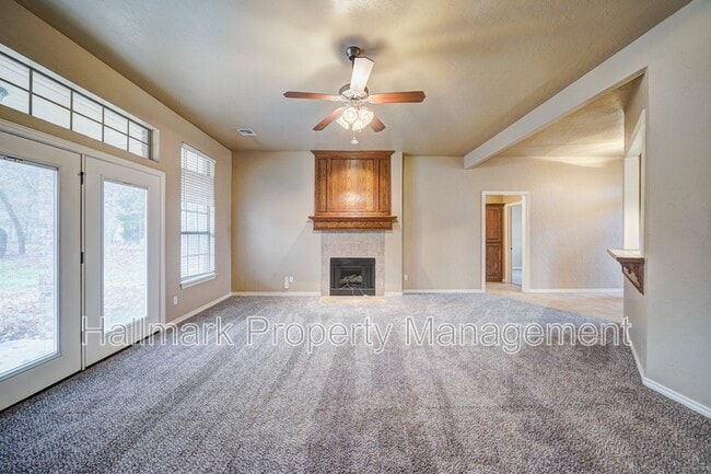 Building Photo - 1042 Hidden Oaks Way