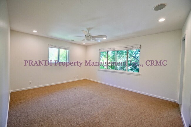 Building Photo - 10 Idalia Ct