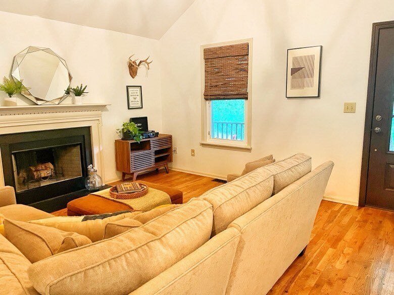 Building Photo - 16 Townes Square Ln