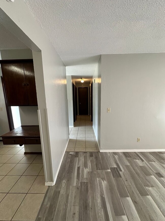 Building Photo - 3 Bed 1 Bath Brick Home with 1 Car Garage