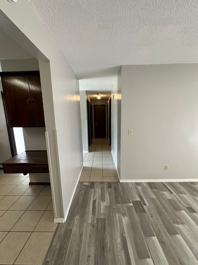 Building Photo - 3904 Overland Dr