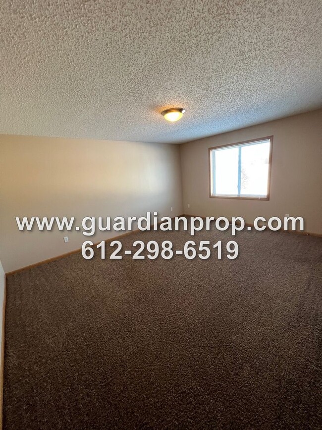 Building Photo - Townhouse Available May 1, Vaulted Ceiling...