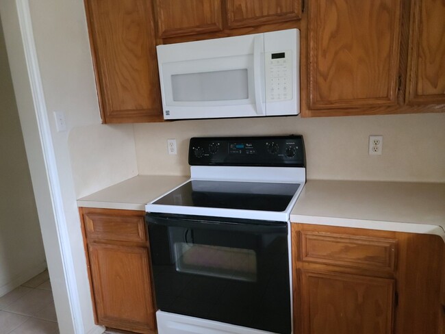 Building Photo - 4 bedroom 2 bathroom house! HOUSING ACCEPTED!