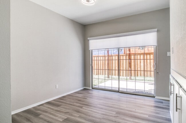 Building Photo - 641 Raintree Cir