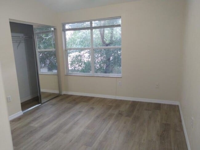Building Photo - Beautiful condo