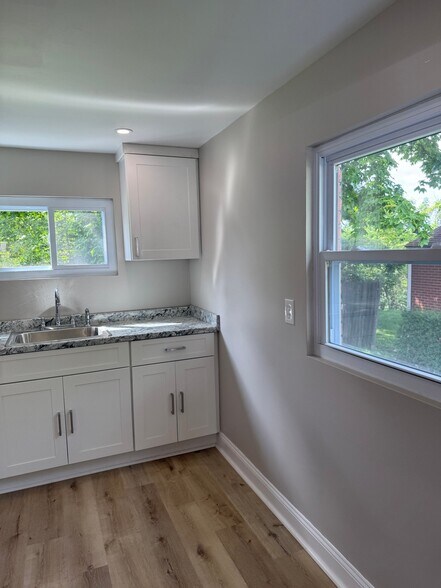 Building Photo - 733 Memory Ln