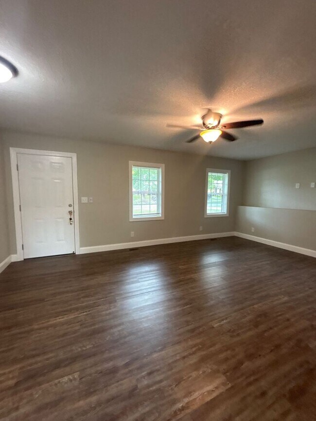 Building Photo - Cute, cottage in a prime location off of Oakland Ave, near Downtown and ETSU, 2 bed/1 bath for $1...