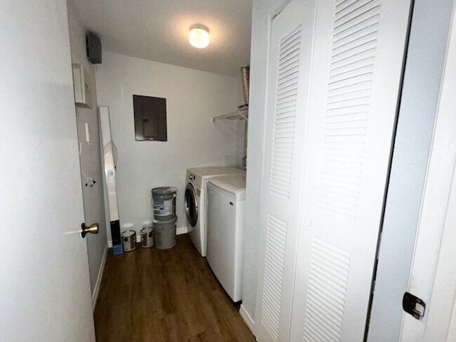 Building Photo - MOVE IN NOW! 2x2 WITH FRESH INTERIOR PAINT & LAMINATE WOOD FLOORING! PRIVATE BALCONY!!!