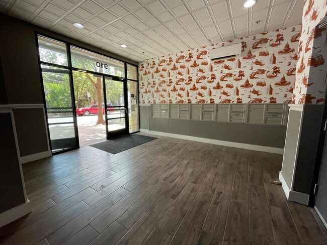 Building Photo - 910 W 25th St