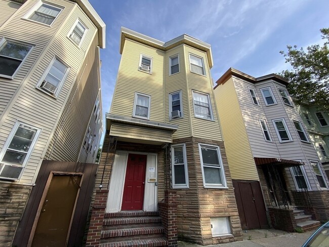 Building Photo - 205 Chelsea St