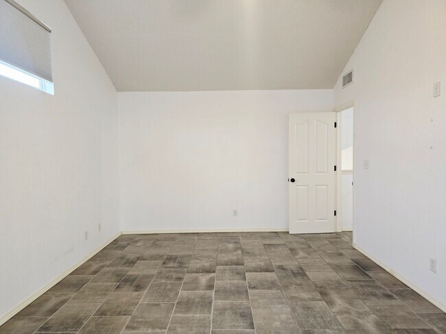Building Photo - Charming 3 bedroom, 2.5 bath home in West ...