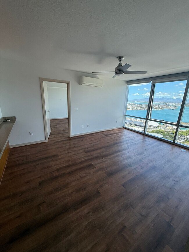 Building Photo - Luxury High-Floor 2BR/2BA Condo with Ocean...