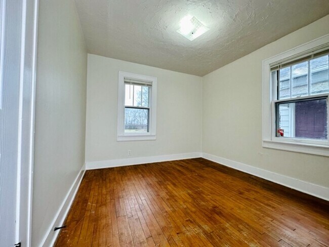 Building Photo - 915 12th Ave