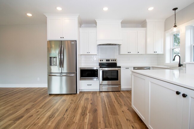Building Photo - Three Bedroom Condo