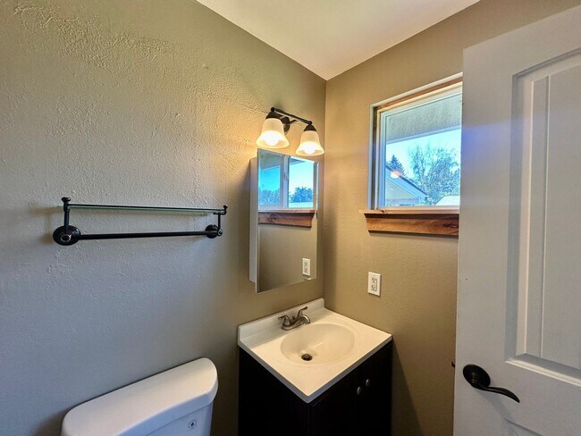 Building Photo - Pet-Friendly 4 Bedroom Home with Fenced Yard & Air Conditioning