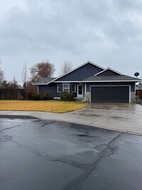 Building Photo - Home in NW Redmond