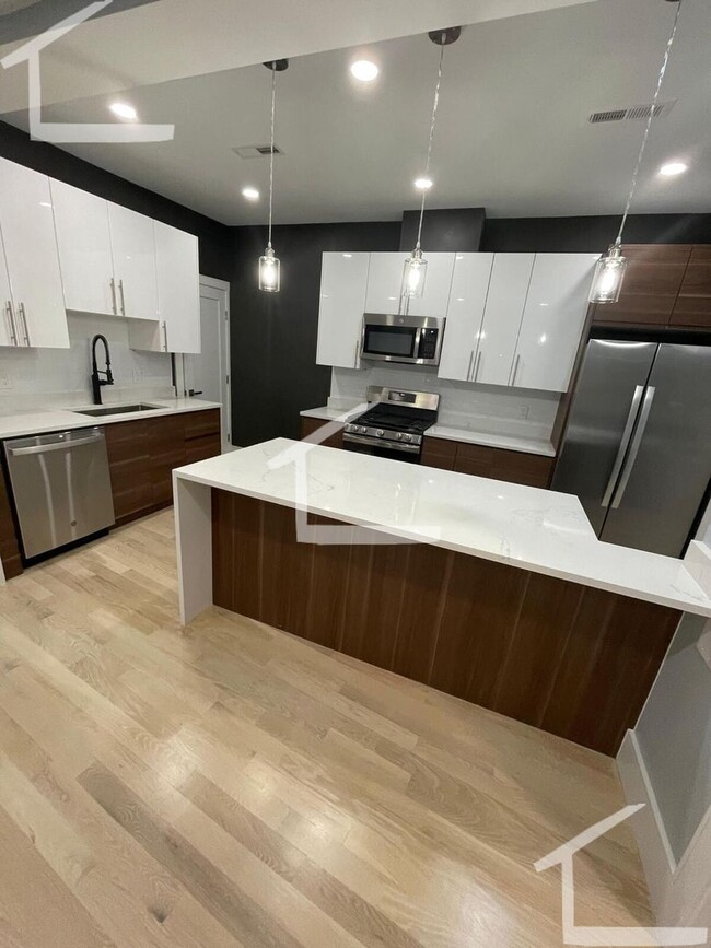 Building Photo - Huge 3 bed in Washington square