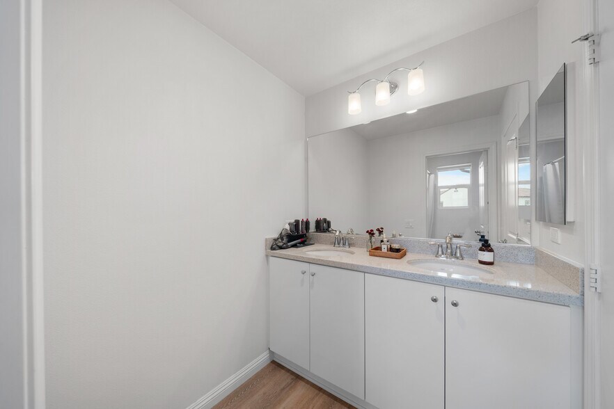 Building Photo - 15026 Olive Ln