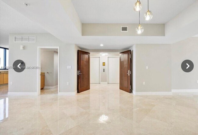 Building Photo - 16275 Collins Ave
