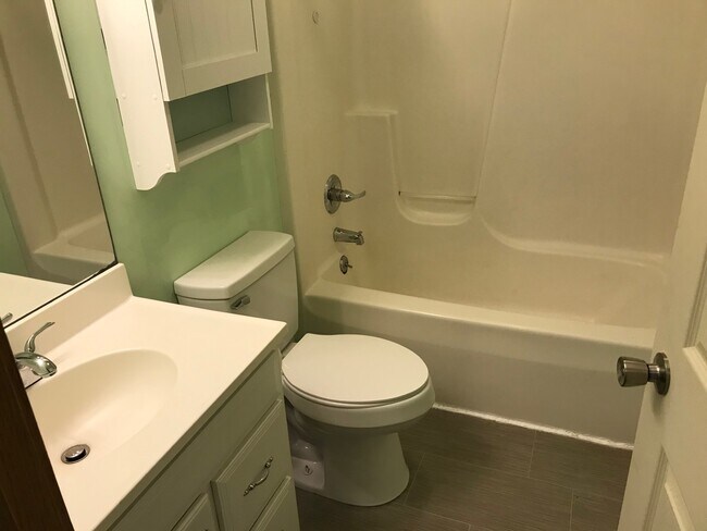 Building Photo - 204 Cherry St