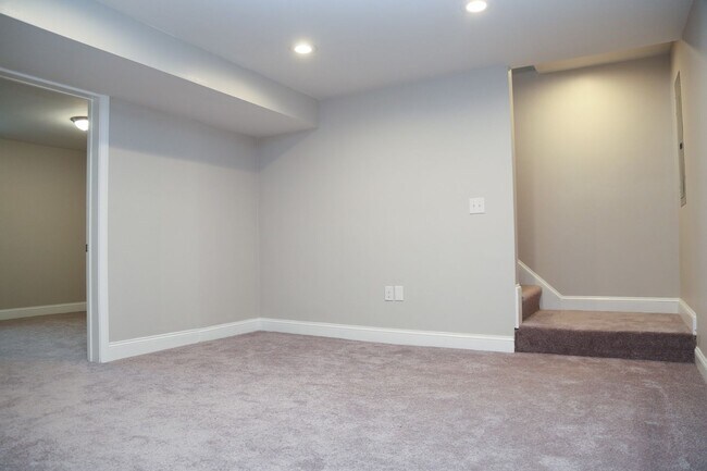 Building Photo - Newly Built 6br/3ba- Steps away from PC!