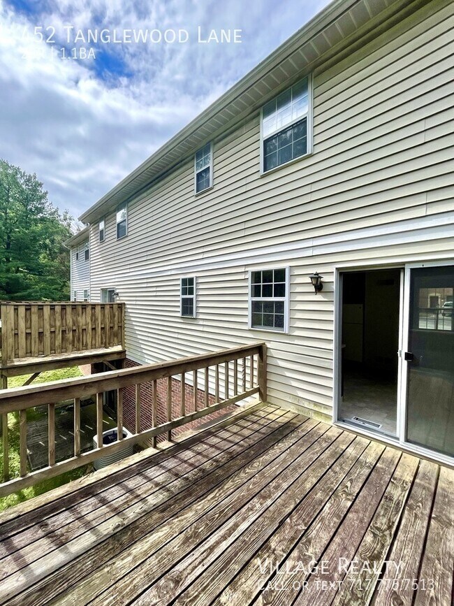 Building Photo - 452 Tanglewood Ln