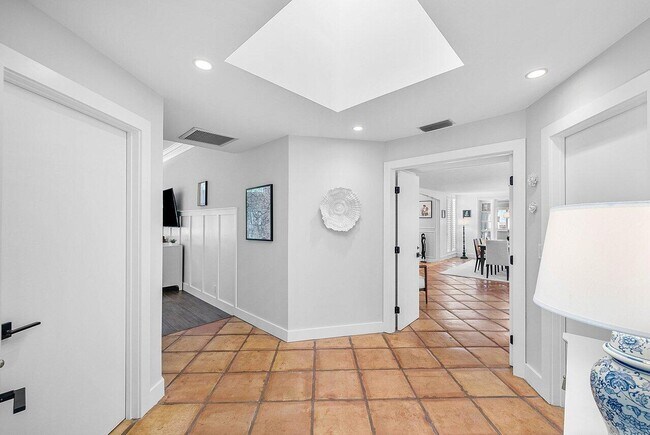 Building Photo - 18 Bristol Ln