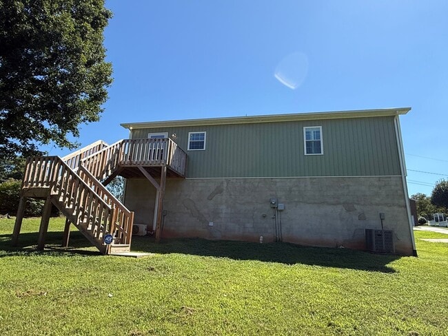 Building Photo - Fully Furnished 3 Bedroom, 2 Bath Home wit...