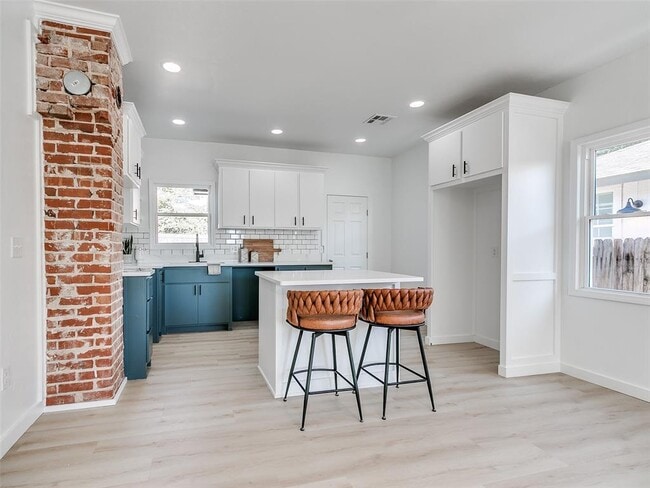 Building Photo - 1215 NW 8th St