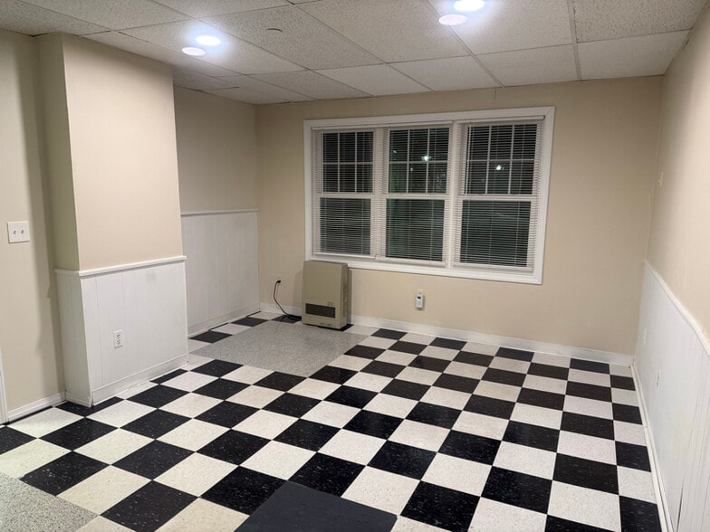 Building Photo - 762 Main St