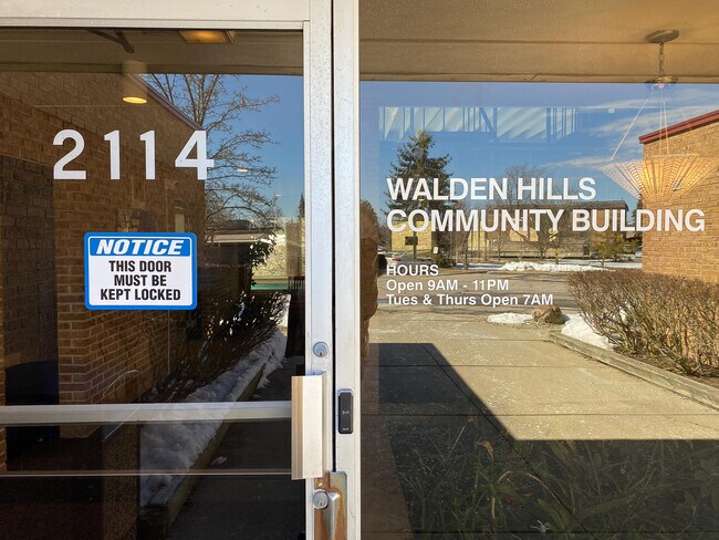 Building Photo - 1265 S Maple Rd