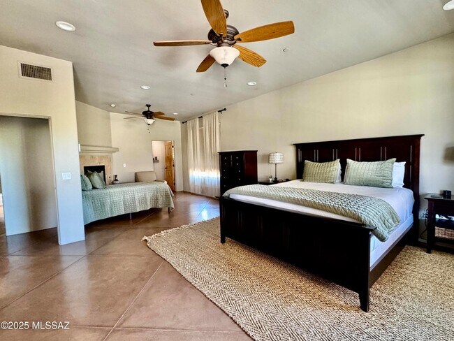 Building Photo - 11096 N Pusch Ridge View Pl